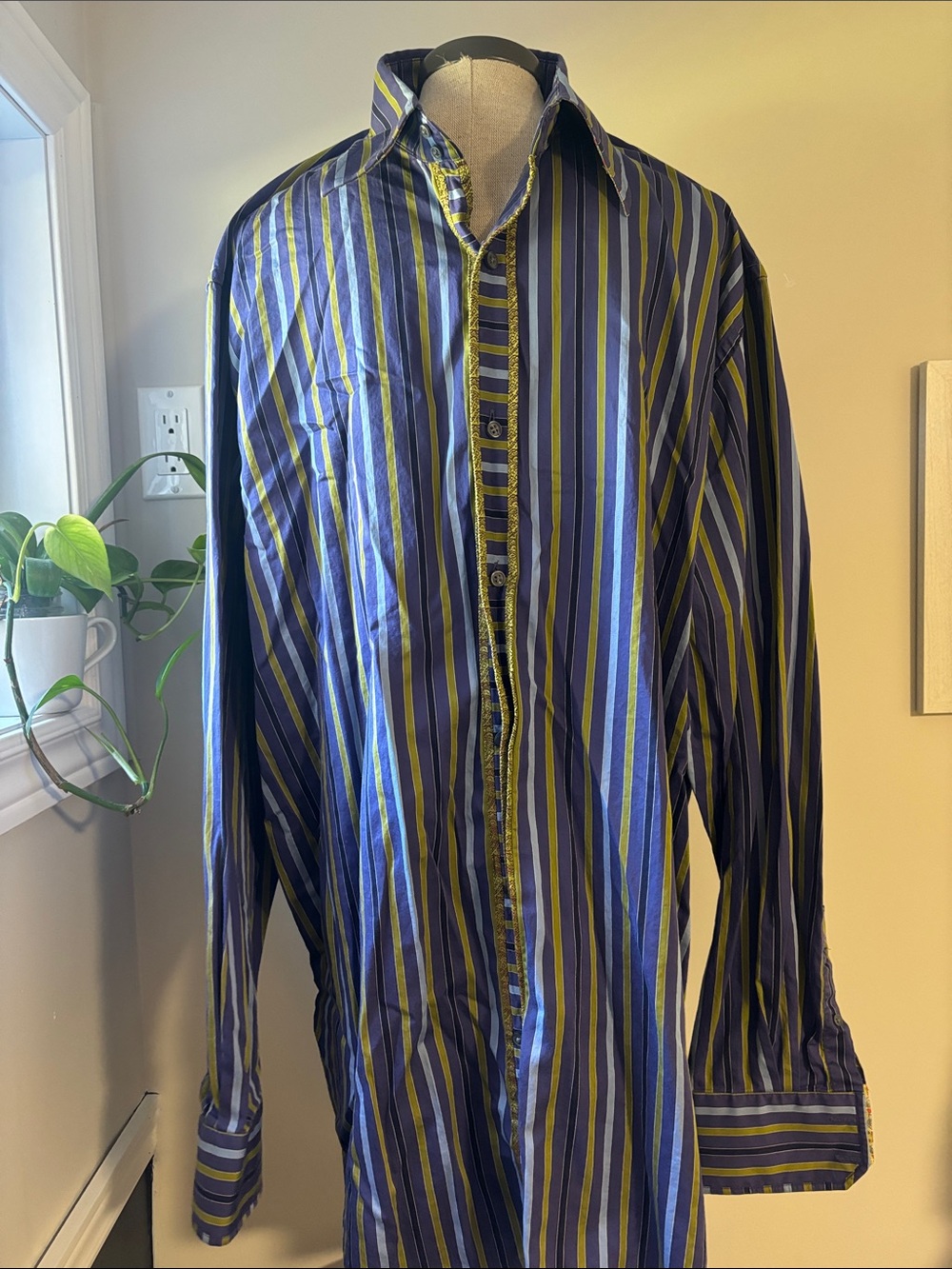 ROBERT GRAHAM button down tshirt